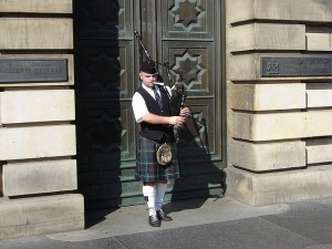Piper outside Court of Judiciary Some rights reserved by @ B E L ™